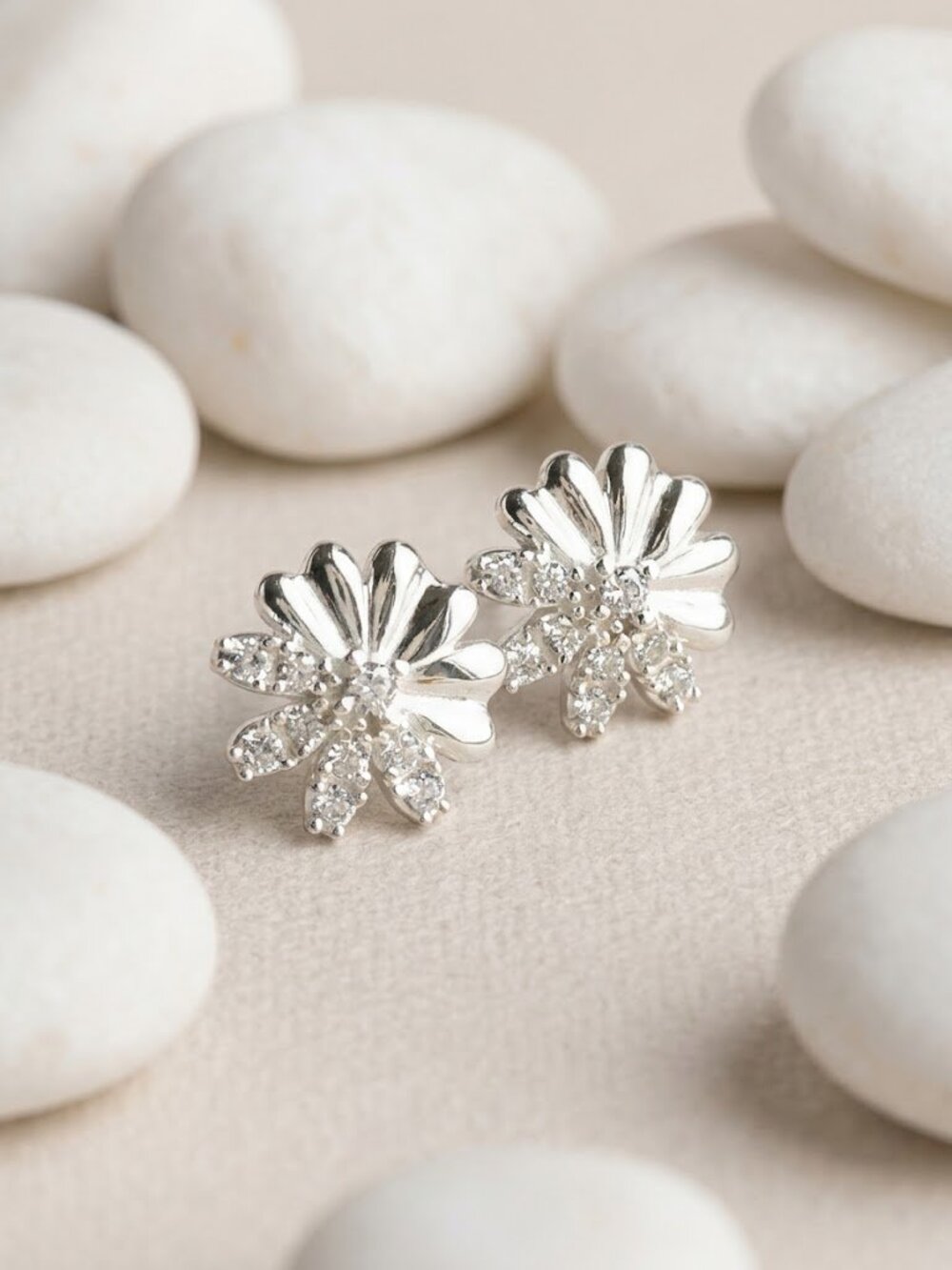 Daisy stud earrings Sterling Silver Cz 🆕
